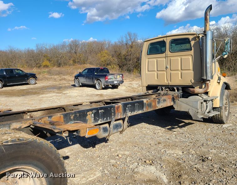 image for item GO9499 2007 Sterling L-Line  truck cab and chassis