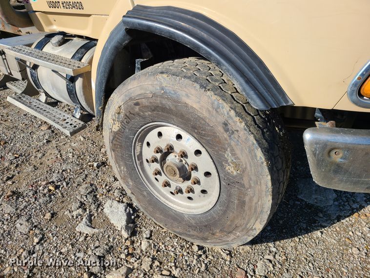 image for item GO9499 2007 Sterling L-Line  truck cab and chassis