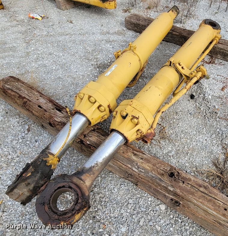 (2) hydraulic cylinders in Joplin, MO Item ID9502 sold Purple Wave