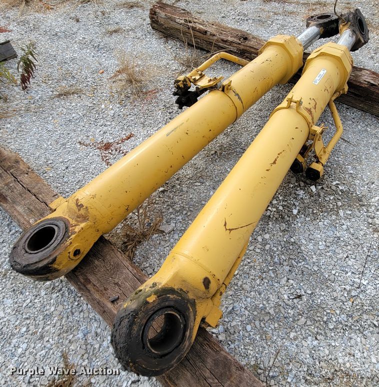 (2) hydraulic cylinders in Joplin, MO Item ID9502 sold Purple Wave