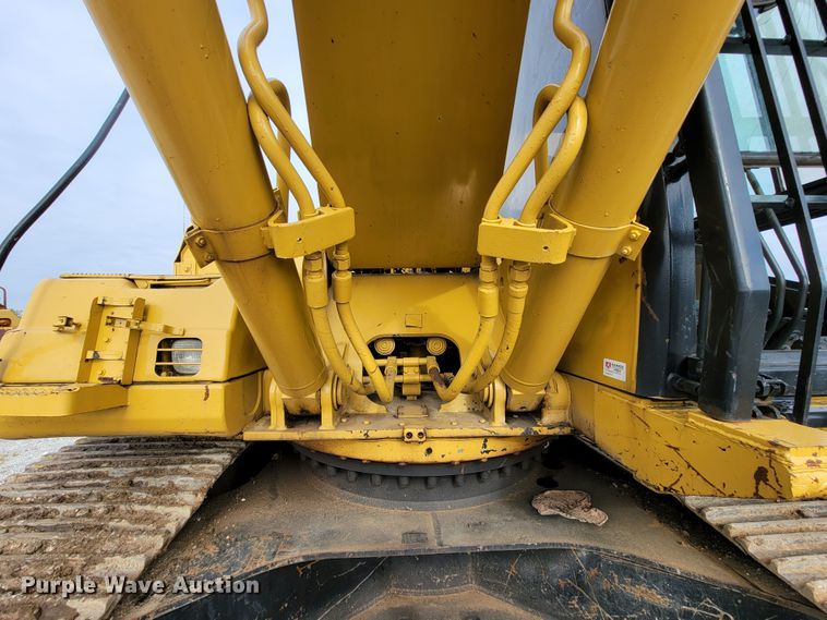 image for item ID9515 1999 Caterpillar 330B  excavator