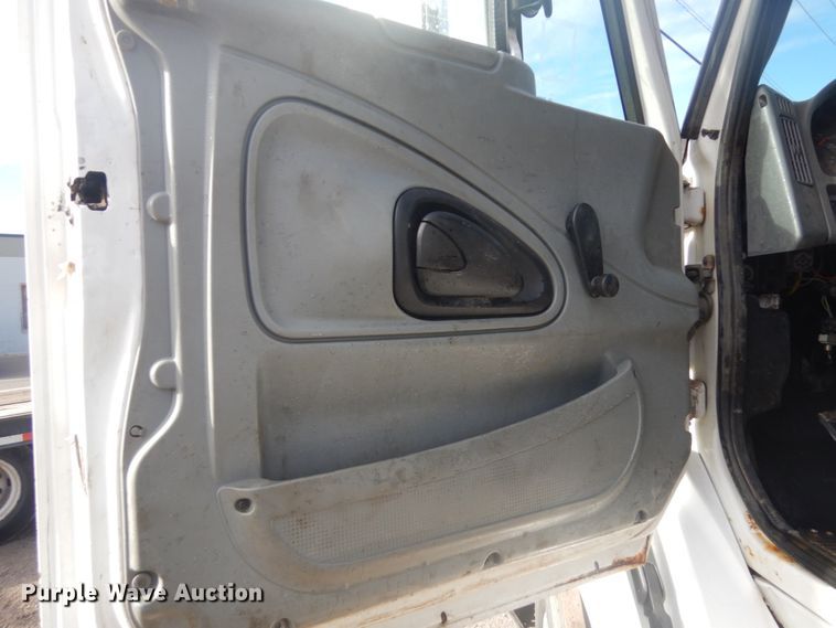 image for item IH9286 2007 International 8600  flatbed truck