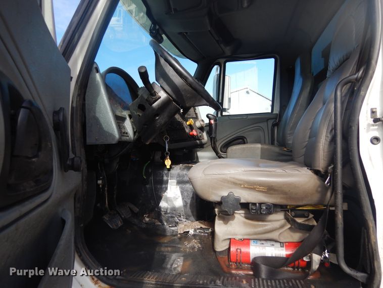 image for item IH9286 2007 International 8600  flatbed truck