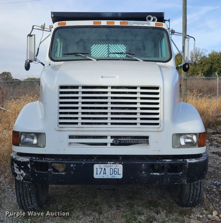 image for item IV9590 2002 International 8100  dump truck