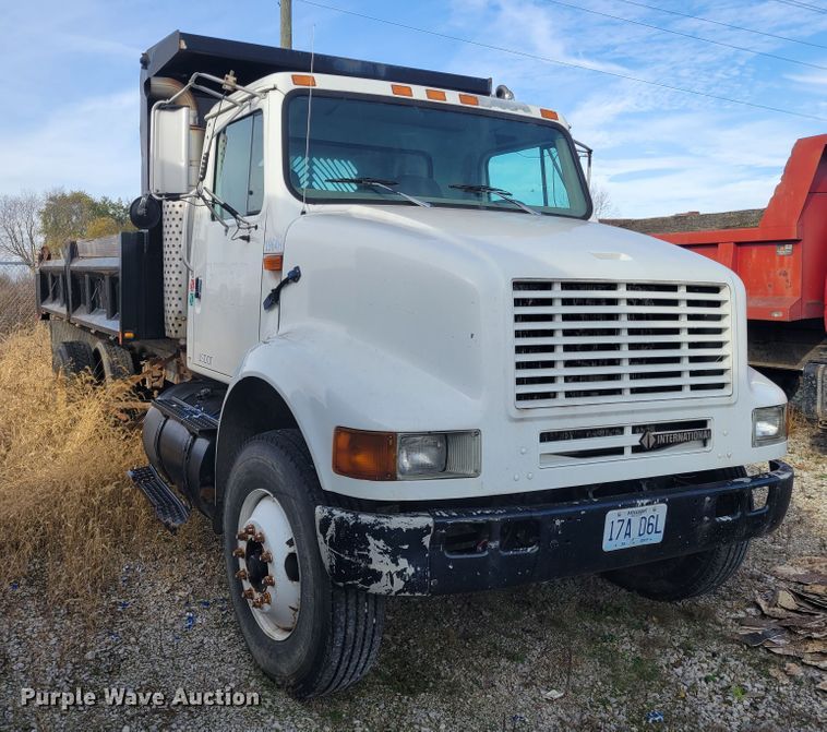 image for item IV9590 2002 International 8100  dump truck