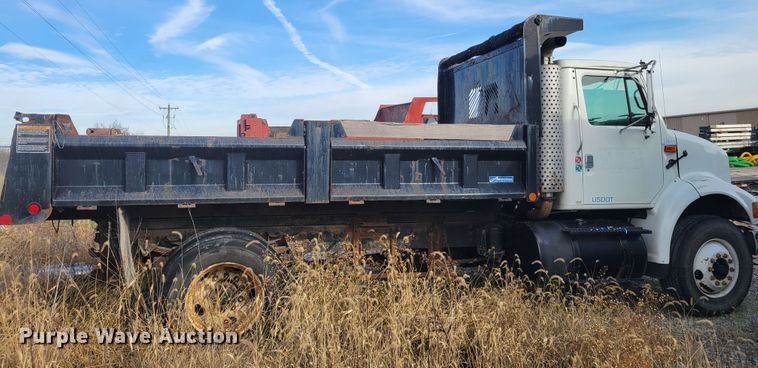 image for item IV9590 2002 International 8100  dump truck