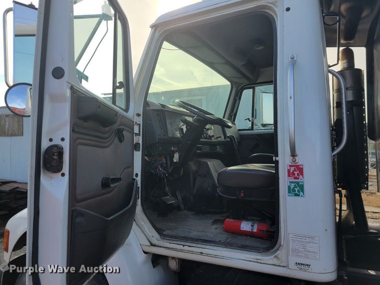 image for item IV9590 2002 International 8100  dump truck