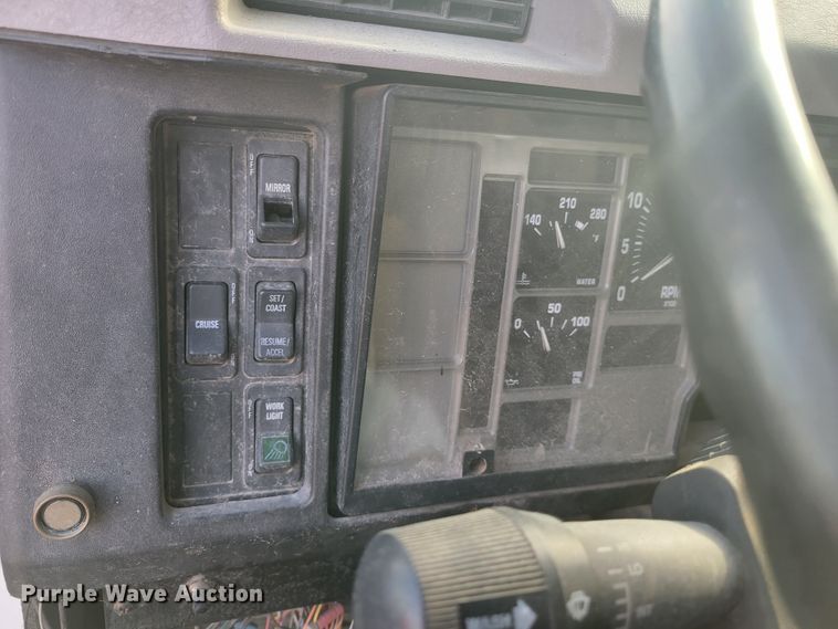 image for item IV9590 2002 International 8100  dump truck