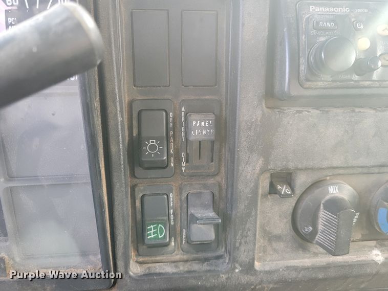 image for item IV9590 2002 International 8100  dump truck