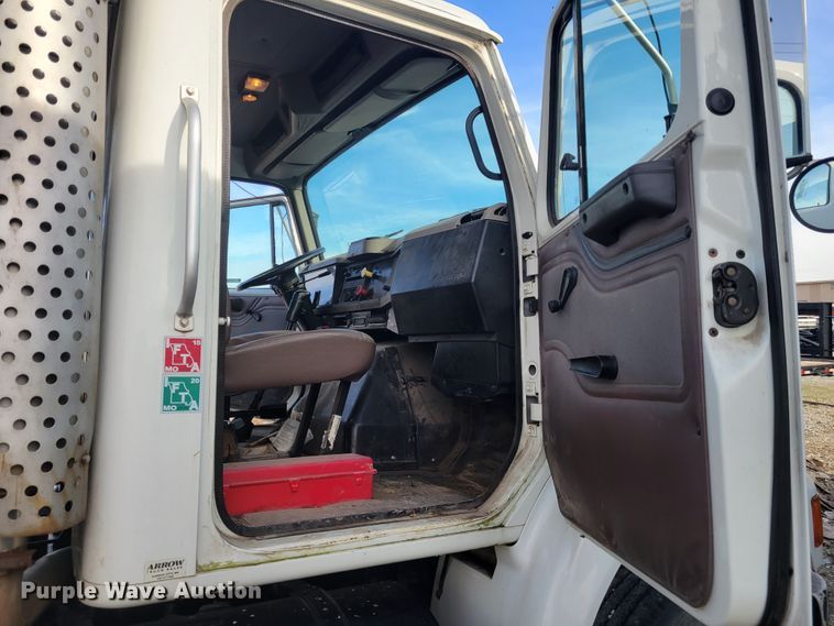 image for item IV9590 2002 International 8100  dump truck