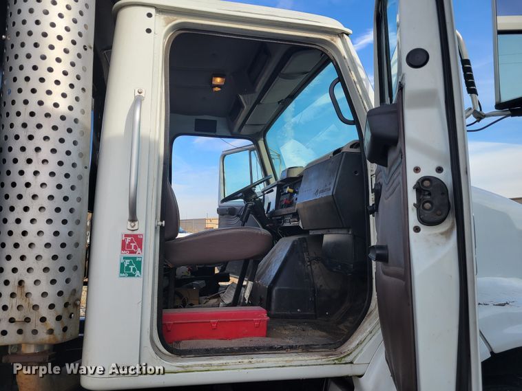 image for item IV9590 2002 International 8100  dump truck