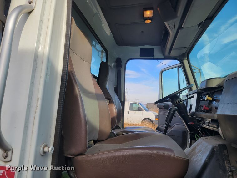 image for item IV9590 2002 International 8100  dump truck