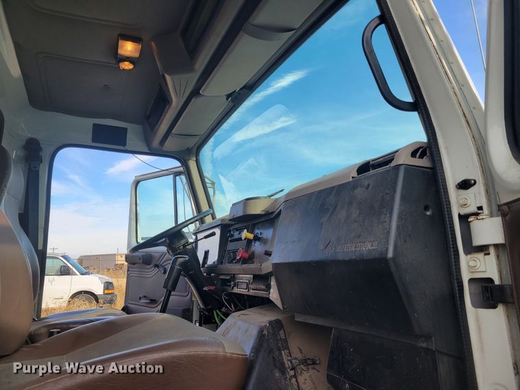 image for item IV9590 2002 International 8100  dump truck