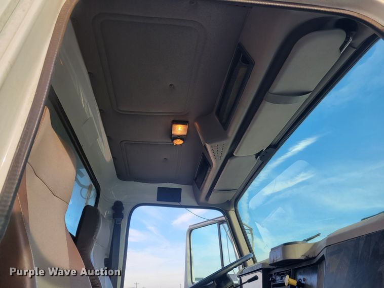 image for item IV9590 2002 International 8100  dump truck