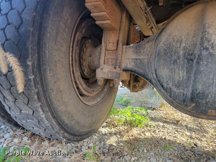 image for item IV9590 2002 International 8100  dump truck
