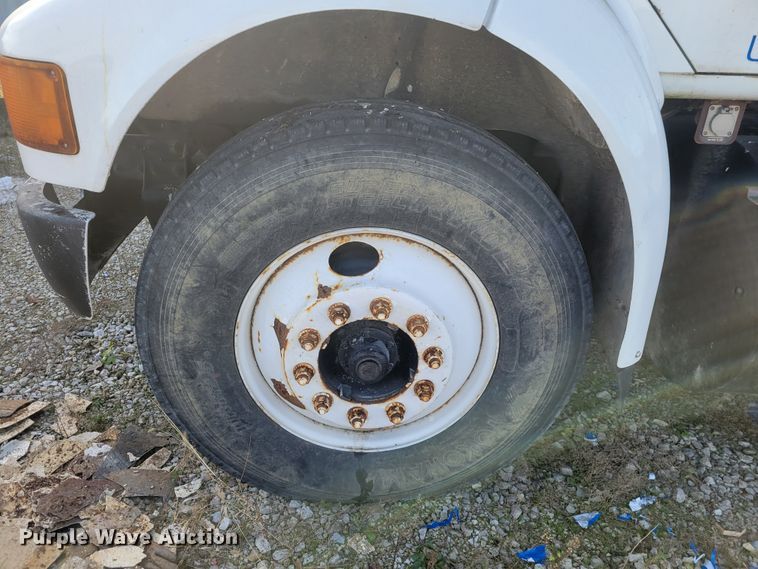 image for item IV9590 2002 International 8100  dump truck