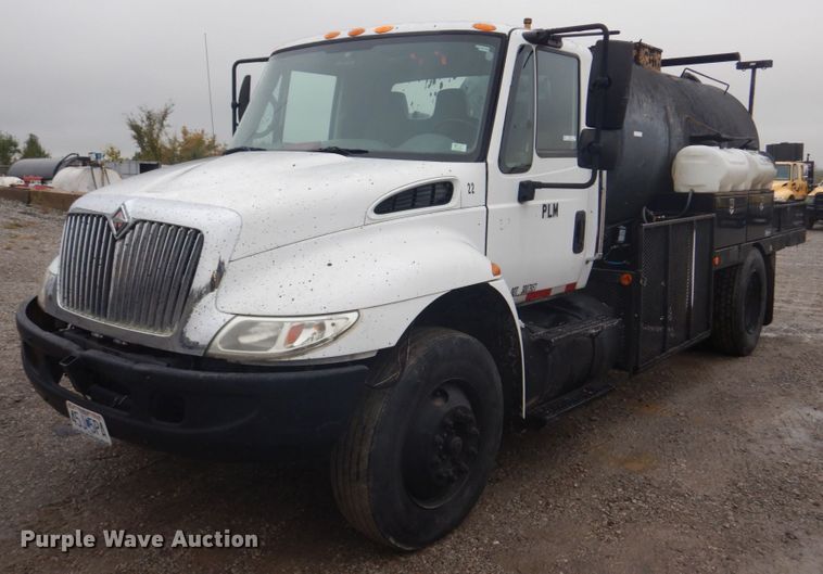 image for item JF9943 2003 International 4300  oil distributor truck