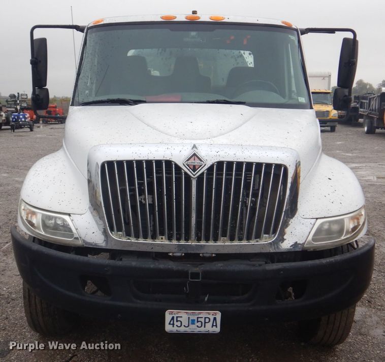 image for item JF9943 2003 International 4300  oil distributor truck