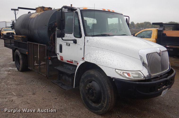 image for item JF9943 2003 International 4300  oil distributor truck