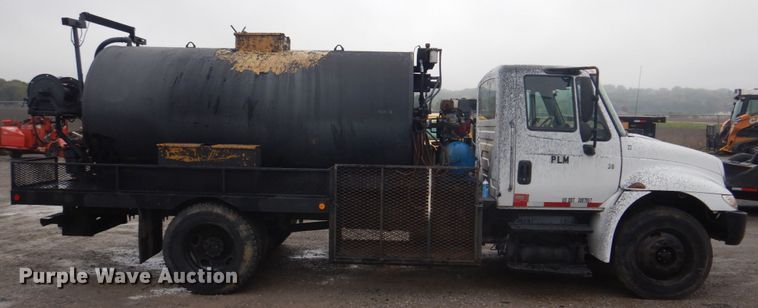 image for item JF9943 2003 International 4300  oil distributor truck