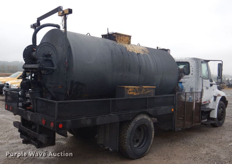 image for item JF9943 2003 International 4300  oil distributor truck