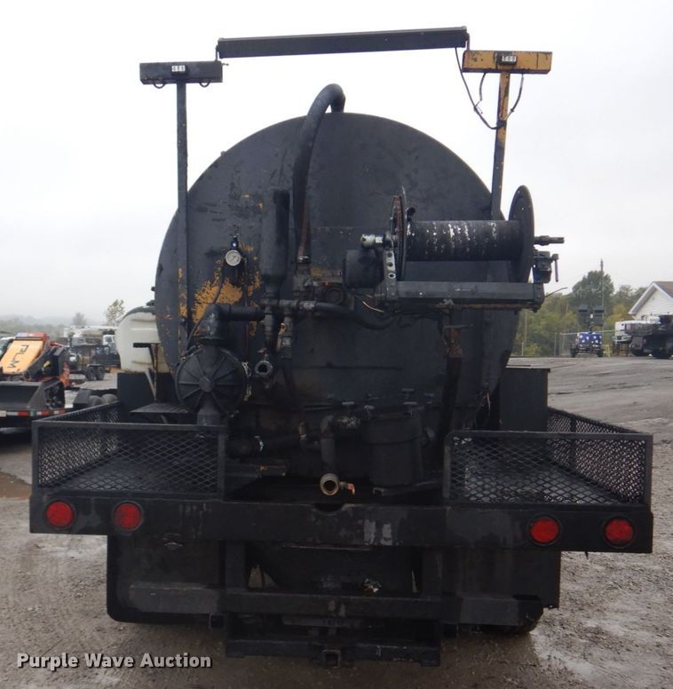 image for item JF9943 2003 International 4300  oil distributor truck