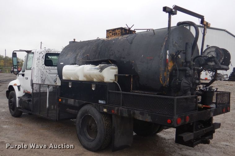 image for item JF9943 2003 International 4300  oil distributor truck