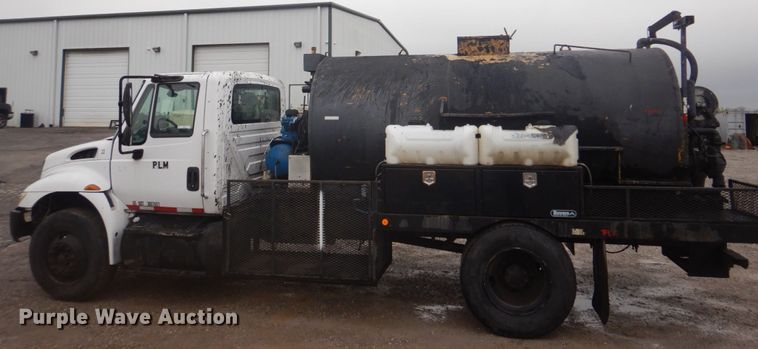 image for item JF9943 2003 International 4300  oil distributor truck