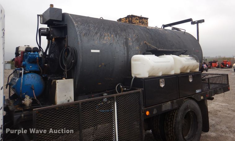 image for item JF9943 2003 International 4300  oil distributor truck