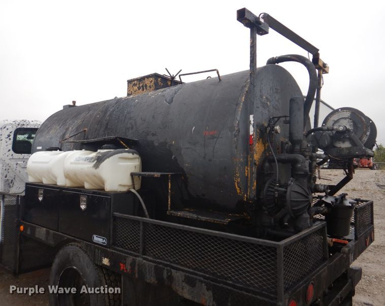 image for item JF9943 2003 International 4300  oil distributor truck