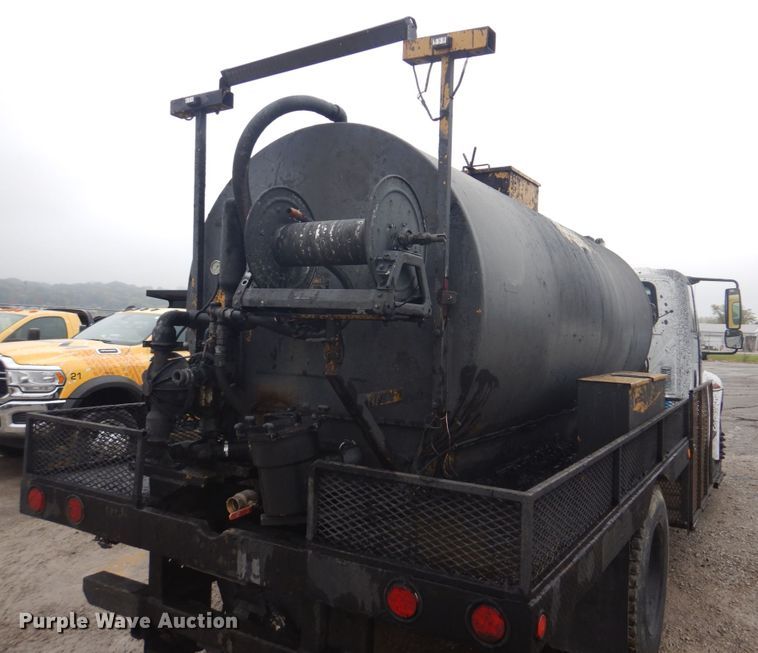 image for item JF9943 2003 International 4300  oil distributor truck