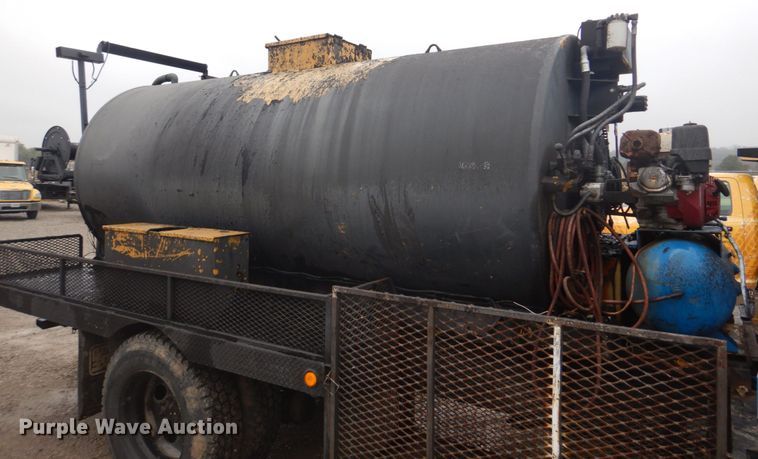 image for item JF9943 2003 International 4300  oil distributor truck