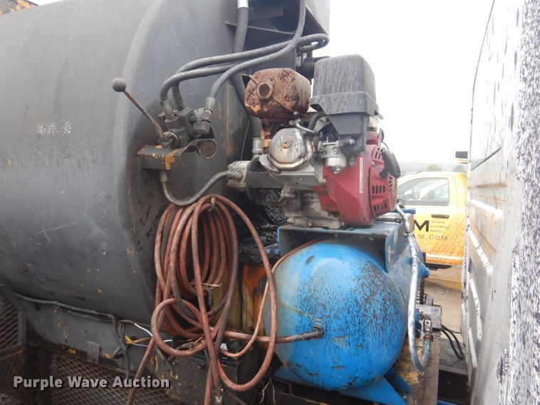 image for item JF9943 2003 International 4300  oil distributor truck