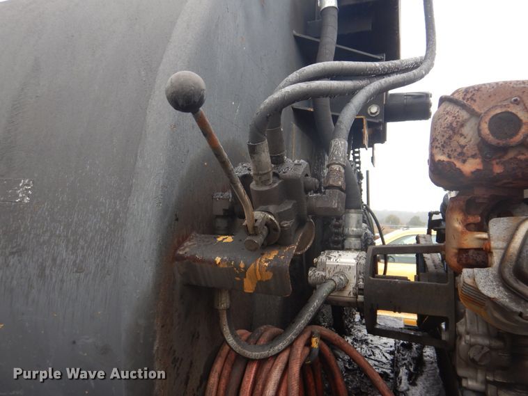 image for item JF9943 2003 International 4300  oil distributor truck