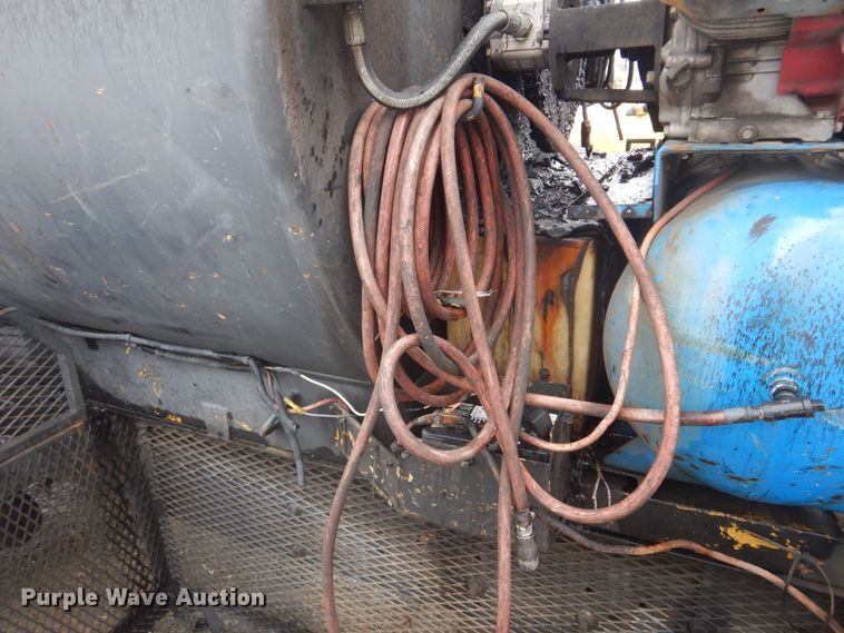 image for item JF9943 2003 International 4300  oil distributor truck