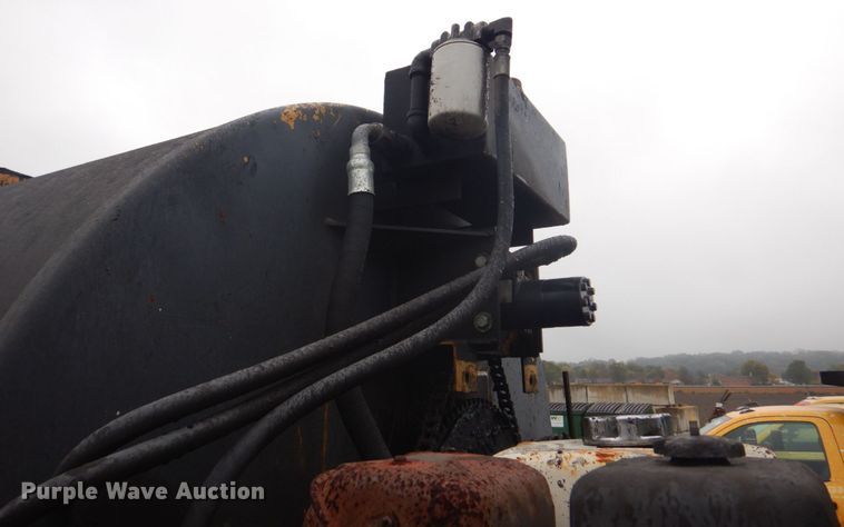 image for item JF9943 2003 International 4300  oil distributor truck