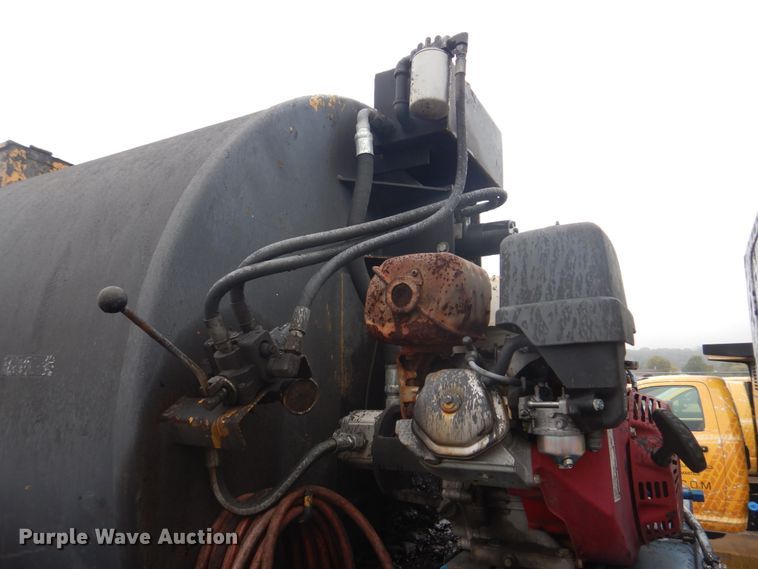 image for item JF9943 2003 International 4300  oil distributor truck