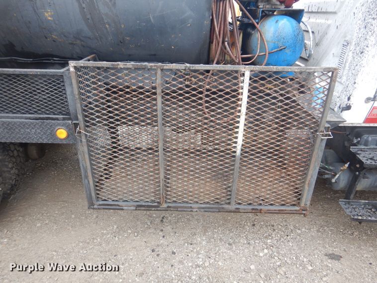 image for item JF9943 2003 International 4300  oil distributor truck