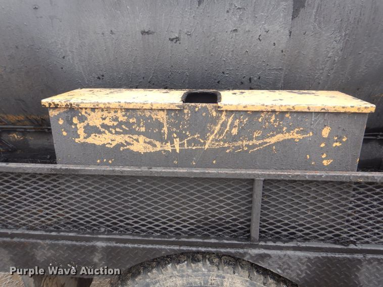 image for item JF9943 2003 International 4300  oil distributor truck