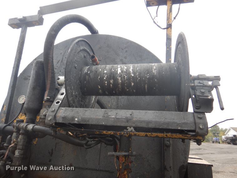 image for item JF9943 2003 International 4300  oil distributor truck