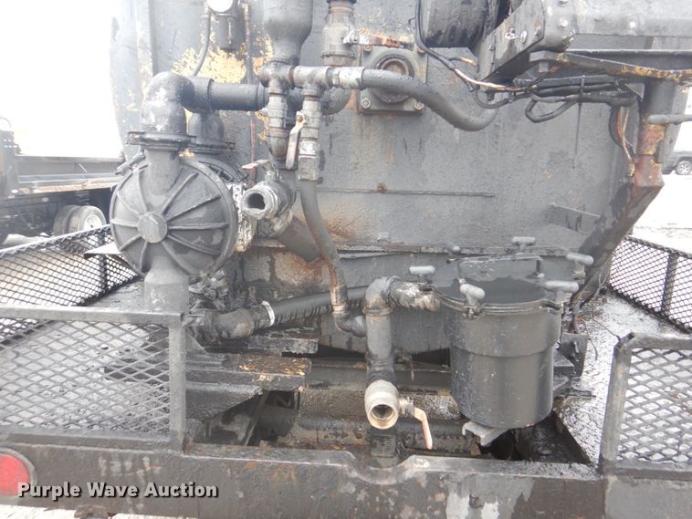 image for item JF9943 2003 International 4300  oil distributor truck