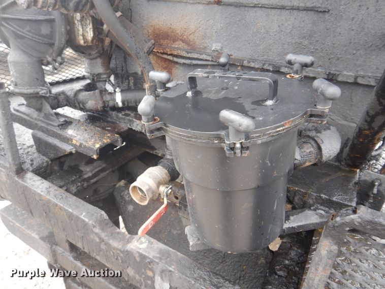 image for item JF9943 2003 International 4300  oil distributor truck