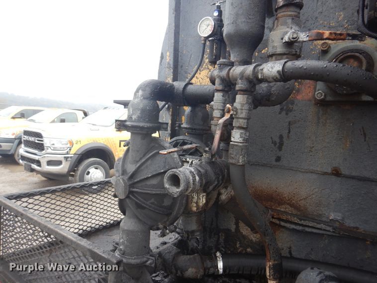 image for item JF9943 2003 International 4300  oil distributor truck