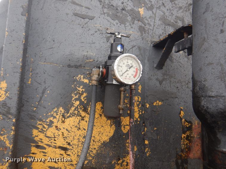 image for item JF9943 2003 International 4300  oil distributor truck