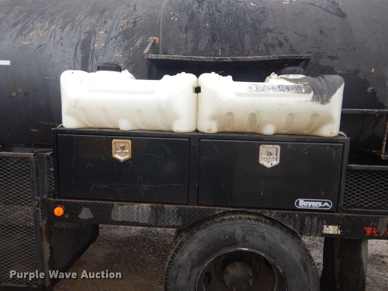 image for item JF9943 2003 International 4300  oil distributor truck