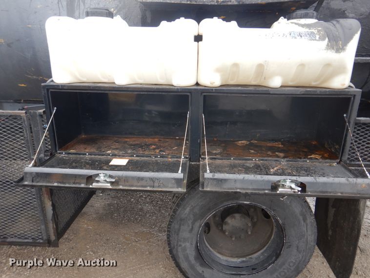 image for item JF9943 2003 International 4300  oil distributor truck