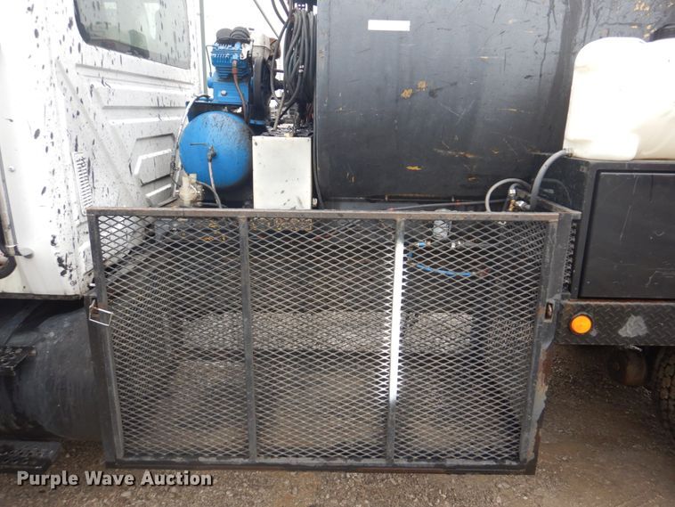 image for item JF9943 2003 International 4300  oil distributor truck