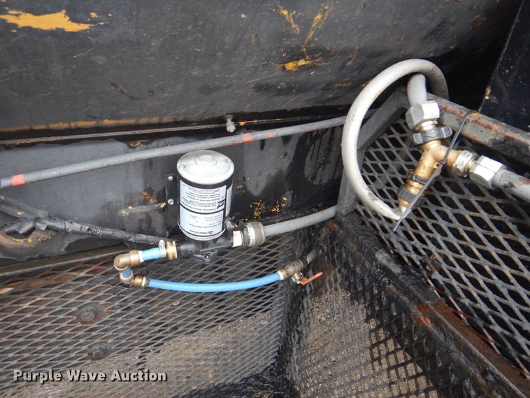 image for item JF9943 2003 International 4300  oil distributor truck