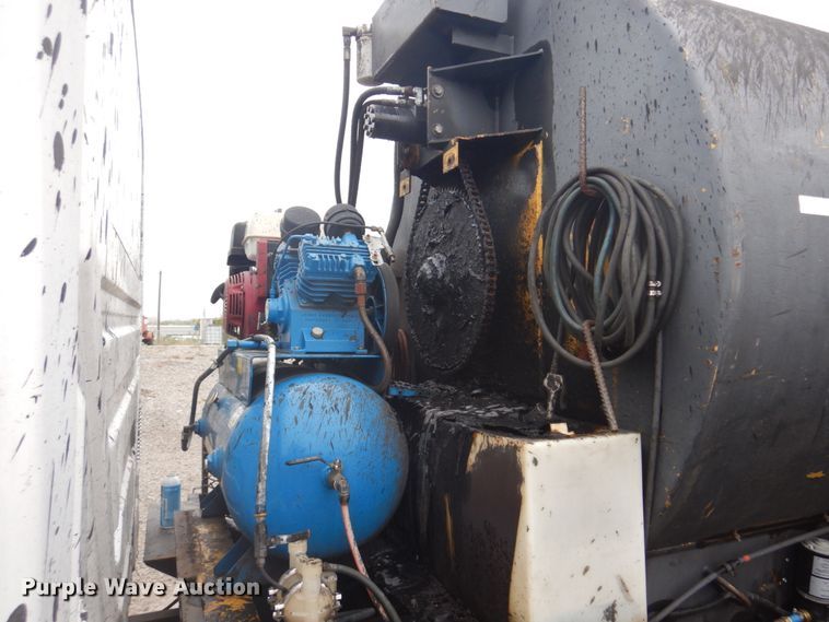 image for item JF9943 2003 International 4300  oil distributor truck