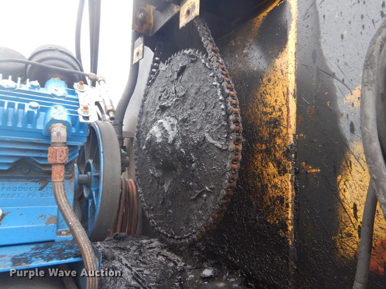 image for item JF9943 2003 International 4300  oil distributor truck